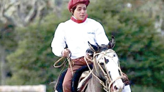 Buscan a un joven que arrastró la corriente cuando cruzaba un río a caballo: el animal se ahogó