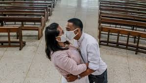 El sexo en tiempos de coronavirus: recomiendan usar barbijo y evitar los besos