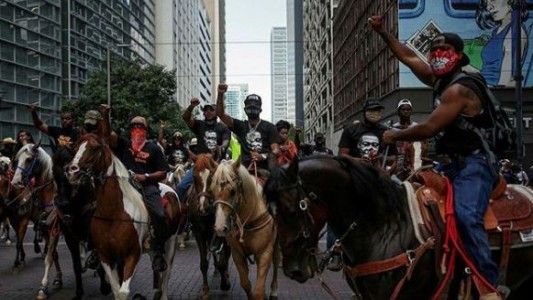 VIDEO: Manifestantes en Houston llegaron a caballo para protestar contra el racismo
