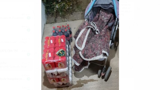 “Arrorró mi birra…”: los capturaron robando cerveza en un cochecito de bebé