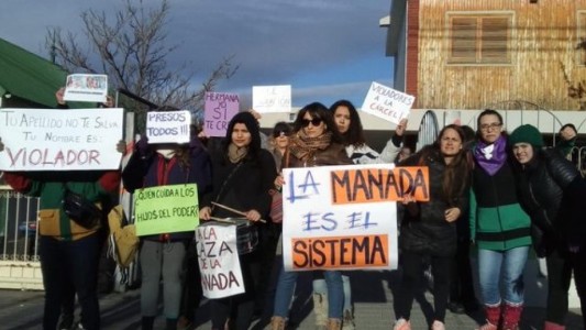 Están acusados de violar en manada, pero no irán presos: para el fiscal fue un "desahogo sexual"