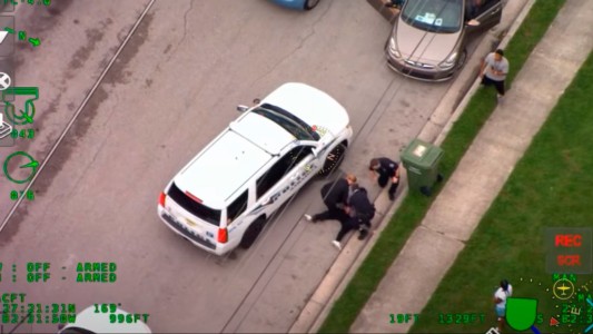 Video documento: otro policía de Estados Unidos puso su rodilla sobre el cuello de un hombre negro