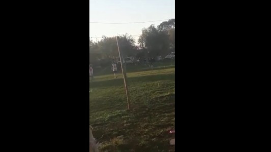 Organizaron un partido de fútbol femenino y echaron a la policía a piedrazos