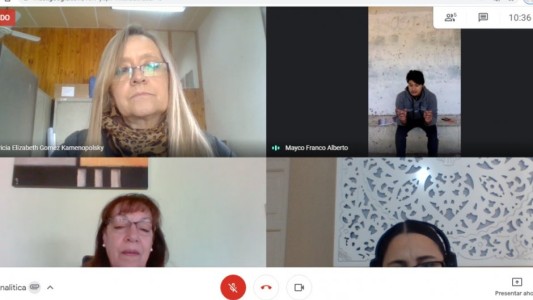 Fue a rendir el examen a la parada de colectivos porque en su casa tenía mala señal de Internet