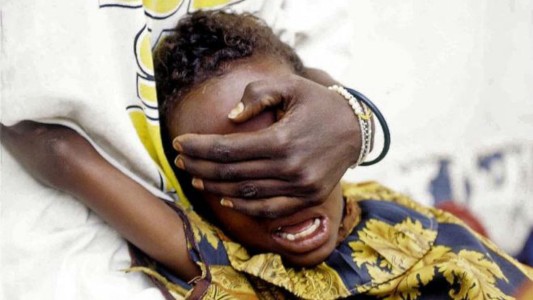 Juzgan a un padre por hacer una ablación genital a sus tres hijas menores