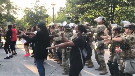 Antes del toque de queda, soldados de la Guardia Nacional bailan la "Macarena" en Atlanta
