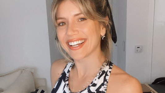 La foto de Laurita donde se reflejan los pies de una persona