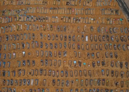 El drama de Manaos por el COVID: talaron un bosque tropical para abrir cientos de tumbas