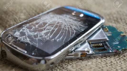 Detienen a una joven por acuchillar a su pareja por romperle el celular