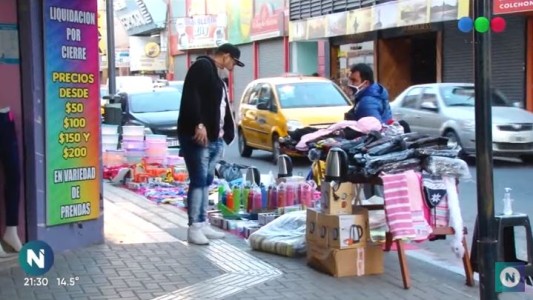 Manteros ocuparon la peatonal y municipales denuncian cambios de horario para ejercer controles