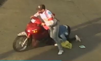 Volvía de hacer las compras y terminó internada: un motochorro la arrastró y le arrancó los pelos