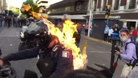 México: Oficial prendido fuego en protesta contra violencia policial