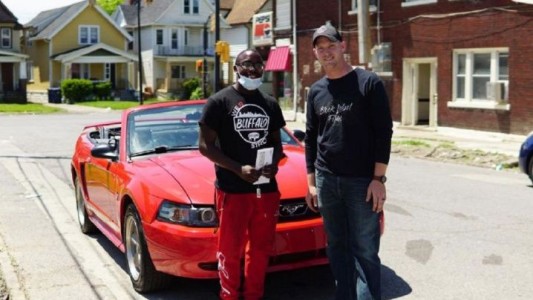 La emotiva recompensa que recibió un joven que limpió su ciudad tras las protestas por George Floyd