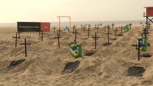 Tumbas simbólicas en Copacabana por Coronavirus