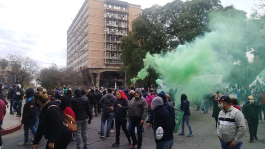 Conflicto redoblado: protesta el Suoem y el intendente “bajó” 450 inspectores y jerárquicos interinos