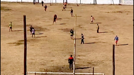VIDEO: partido en cuarentena, 20 personas fueron sorprendidas mientras jugaban al fútbol