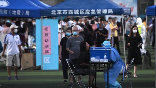 China vuelve a la "guerra" contra el coronavirus tras brote en mercado mayorista