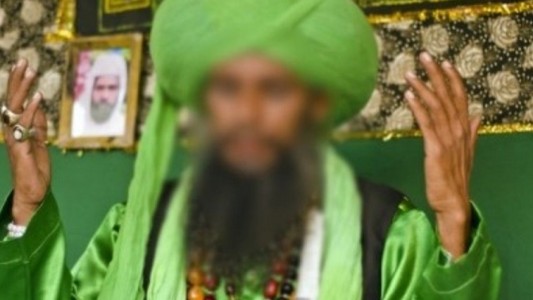 Decía que curaba el coronavirus con besos, contagió a 20 personas y murió