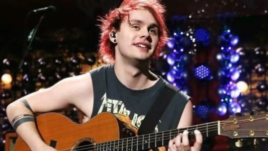 Guitarrista de 5 Seconds of Summer niega acusaciones de abuso sexual