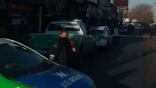 Policía mató a un joven que intentó apuñalarlo: lo acusan de homicidio