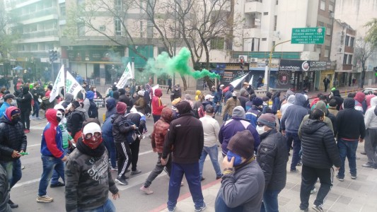 Docentes y municipales, las protestas que cruzarán la ciudad a mitad de la mañana