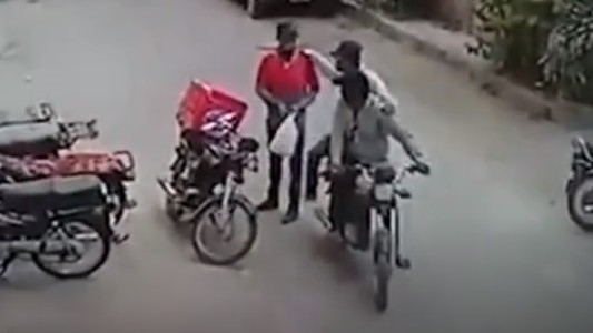 Asalto a un repartidor de delivery: llanto, devolución y abrazos