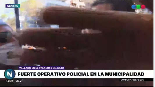 Un pequeño grupo de manifestantes intentó impedir el trabajo del móvil de Telefe Noticias en la marcha del SUOEM