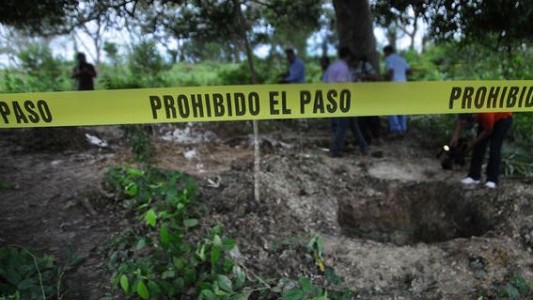 Encuentran 75 bolsas con restos humanos en fosas clandestinas en México