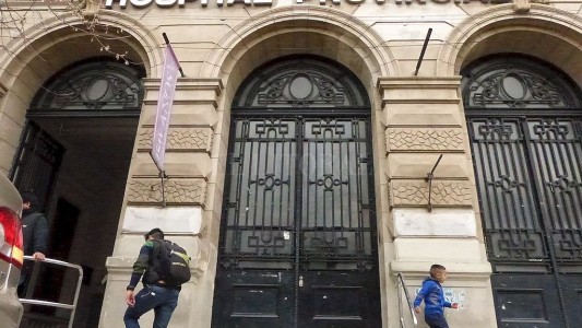 Balearon a una mujer embarazada en Rosario y permanece en estado reservado