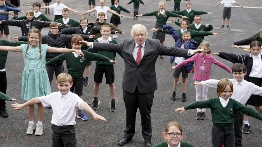 Reino Unido flexibiliza la cuarentena tras 42.632 muertes por coronavirus