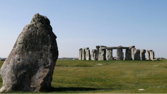 Arqueólogos británicos descubren un impresionante círculo de monolitos de piedra prehistórico cerca de Stonehenge