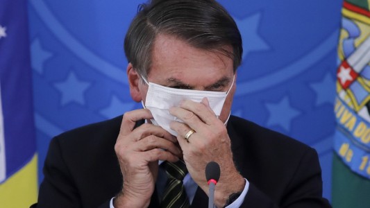 Brasil: un juez ordenó que Bolsonaro debe usar mascarilla en lugares públicos