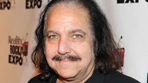 Acusan al actor porno Ron Jeremy de violar a cuatro mujeres