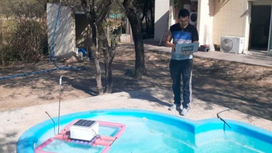 Un estudiante creó un novedoso dispositivo para monitorear la contaminación del agua en tiempo real