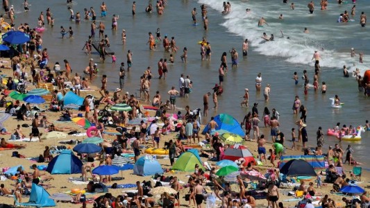 La policía británica despeja playas abarrotadas en medio de la ola de calor y la pandemia