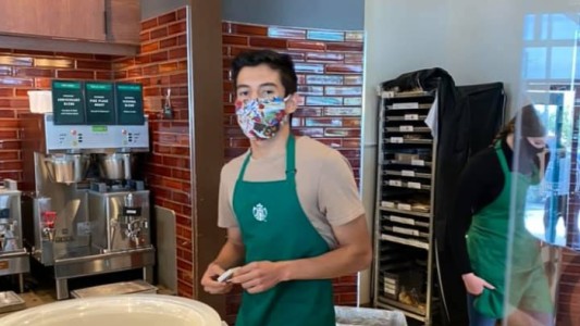 Propina de US$ 36 mil para el empleado escrachado por no atender a clienta sin mascarilla