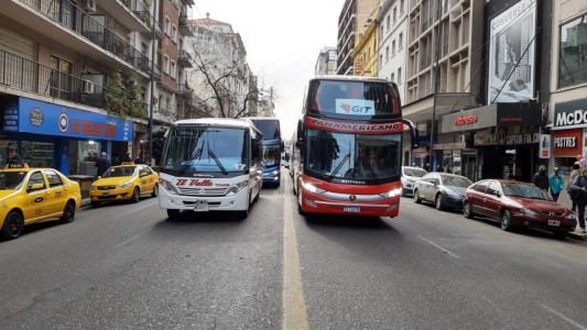 Agencias y transportistas de turismo marchan pidiendo la emergencia de sector