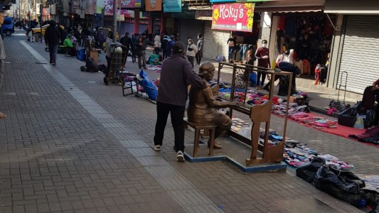 La queja de los comerciantes por los controles y la presencia de "manteros"