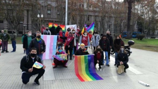 Intentaron impedir el izamiento de la bandera del orgullo en Rosario