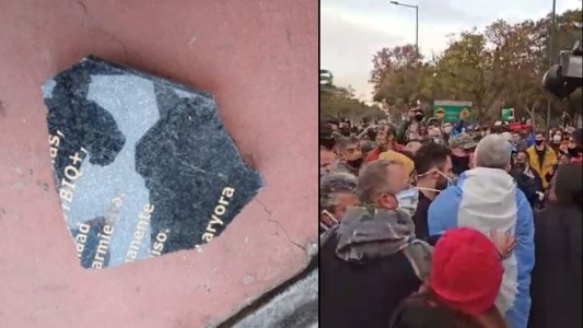 Tensión en el Parque Sarmiento: manifestantes rompieron la placa de la bandera LGBTIQ+