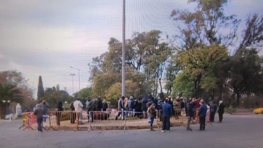 Izaron la bandera argentina, pero la polémica no baja del mástil en el Parque Sarmiento