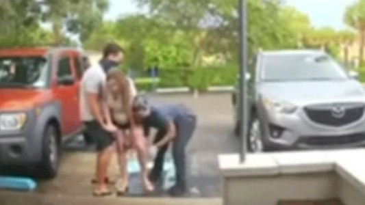El increíble video de una mujer que dio a luz en un estacionamiento: atraparon al bebé en el aire