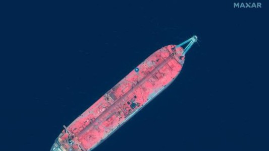 El gigantesco barco petrolero fantasma con más de un millón de barriles está a punto de estallar en el mar