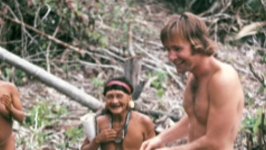 Fotos inéditas: el primer encuentro de un explorador con una tribu aislada en el Amazonas