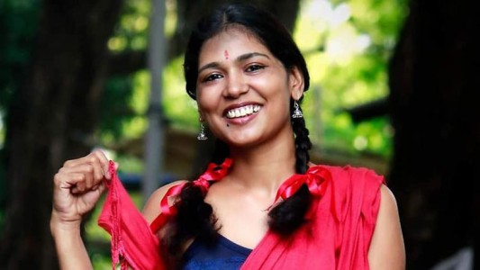 Arrestan a una activista india por permitir a sus hijos pintar sobre su cuerpo semidesnudo