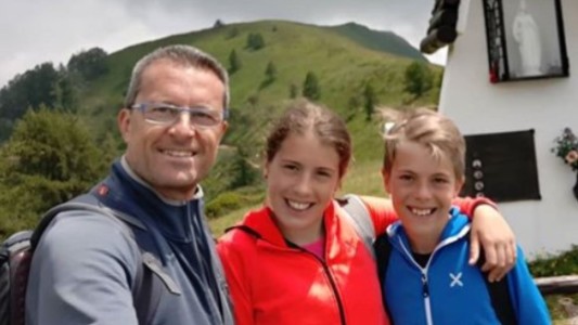 Horror en Italia: se sacó una selfie con sus hijos gemelos y los asesinó