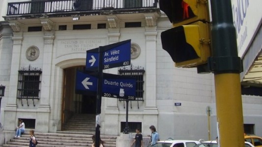 Buscan identificar a un hombre herido al ser atropellado por un colectivo en el centro