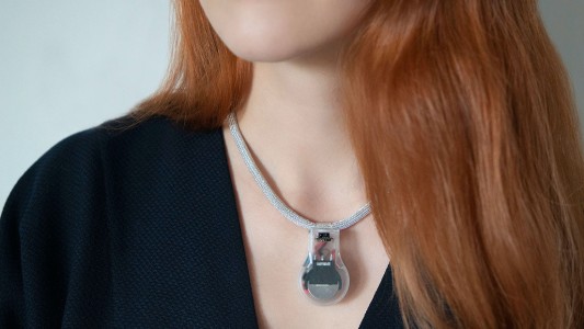 La NASA presenta un collar que evita que su portador se toque la cara