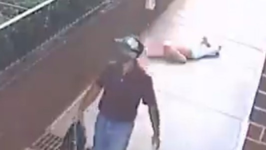 Video: estranguló y desmayó a una mujer para robarle en la calle