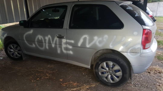 Fue a buscar el auto a la cochera y lo encontró todo pintado con aerosol